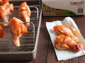 取出腌渍好的翅根，用纸巾吸去水份，放入烤架上。