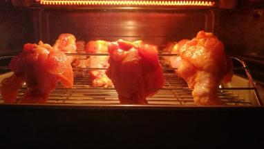 放入嫩烤箱，开启嫩烤模式180度15分钟，转烘烤模式10分钟。普通烤箱上下管预热190度，放入中层烘烤15分钟，翻面，再烤12分钟左右，根据上色情况来。