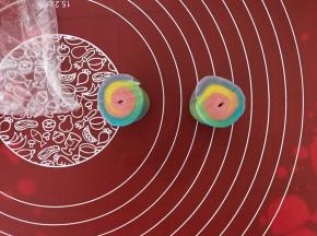 用刀将面团从中间切开，切面朝上