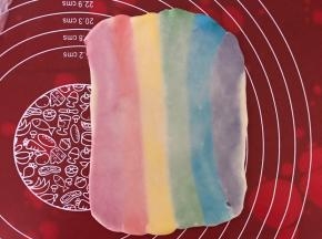 压扁，用擀面杖上下擀开。注意厚度保持一致。多余的白边切掉，每个颜色的宽度尽量保持相同