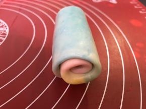 哪个颜色为中心就从哪一头卷起，收口朝下摆好，依次做好六个