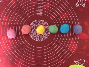 油皮材料混合成团分成六份，加上相应色素