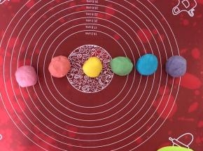 油皮材料混合成团分成六份，加上相应色素