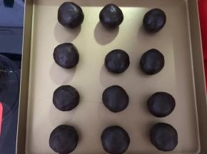 豆沙25克一个，包上咸蛋黄揉圆