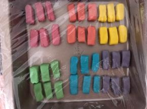 油酥每个颜色分成六份，整成统一的形状