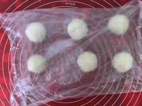 静置好的油皮分成六份，滚圆，盖上保鲜膜醒发一会