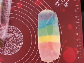 第二次擀卷，面团收口朝上，用掌心压扁，擀面杖竖着横向擀开