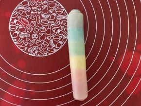 从上往下卷起，不用卷的太紧。收口朝下摆好醒发，依次做好六个，盖上保鲜膜防止风干