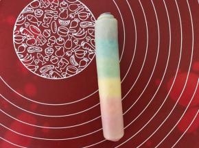 从上往下卷起，不用卷的太紧。收口朝下摆好醒发，依次做好六个，盖上保鲜膜防止风干