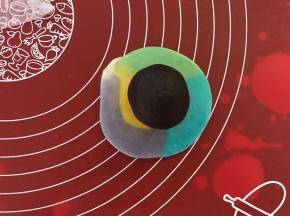 包上豆沙，捏紧收口。注意切口要始终朝外