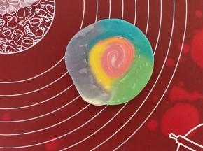 压扁，擀成中间厚四周薄的面片