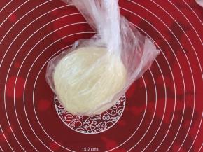 将油皮的所有材料放入面包桶，揉成一个光滑的面团，套上保鲜袋，放冰箱冷藏静置，静置一小时左右。不用揉出膜。