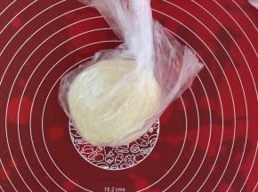 将油皮的所有材料放入面包桶，揉成一个光滑的面团，套上保鲜袋，放冰箱冷藏静置，静置一小时左右。不用揉出膜。