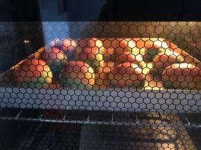 烤箱上下火160度预热，中层烤30分装。上色满意可加盖锡纸