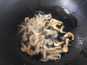 锅中油温六成热时放入小白虾，中火定型后转小火炸熟