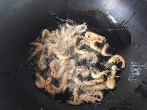 锅中油温六成热时放入小白虾，中火定型后转小火炸熟