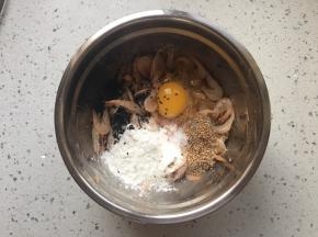 放入鸡蛋，面粉，生粉，黑白芝麻