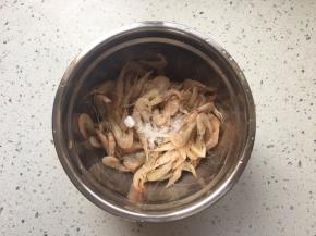 小白虾放入食盐拌匀