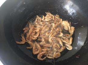 油温八成热时倒入小白虾复炸几秒钟