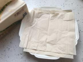 现在时取一个最后装虾的盘子，铺上可以吸油的纸巾