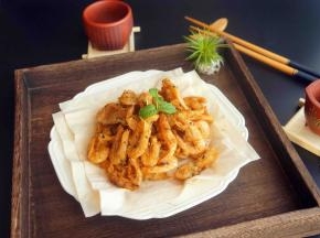 装入刚才铺好纸巾的盘子就好了