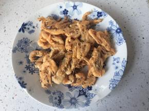 炸到金黄色时捞出