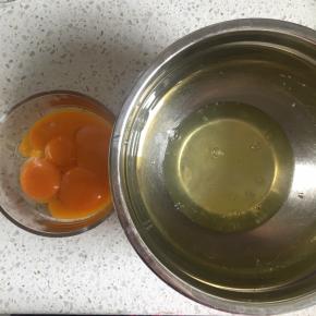 用手动打蛋器打发，使得水油完全融合