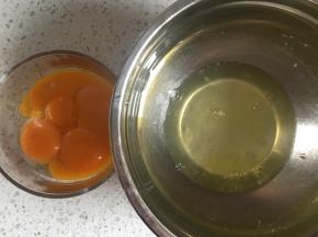用手动打蛋器打发，使得水油完全融合