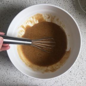 玉米油和银耳汁倒入容器内，加入15g姜母膏