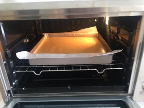 烤箱需要提前预热160度，上下火，放入蛋糕糊烤25分钟