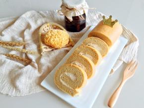 放入冰箱冷藏2小时以上，取出切块食用，看上去很小清新，吃着很健康，口感很棒的细腻的蛋糕卷～再配上一杯红茶或是咖啡，美美的下午茶时光～