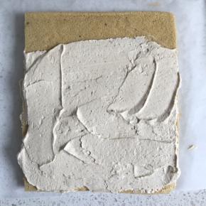 蛋糕卷放凉以后，把撕去油纸的那一面毛巾面朝上，抹上打发好的奶油，留尾部不要抹奶油，便于卷起