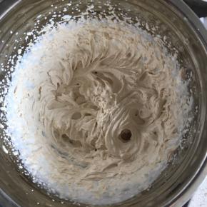 打发至可以裱花的硬性状态