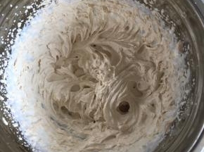 打发至可以裱花的硬性状态