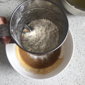 低筋面粉过筛加入到均匀银耳姜母溶液中，用手动打蛋器Z字型搅拌至无干面粉颗粒状态