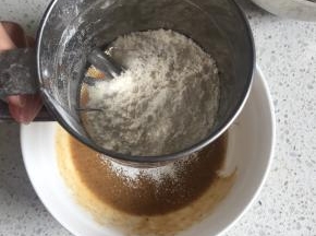 低筋面粉过筛加入到均匀银耳姜母溶液中，用手动打蛋器Z字型搅拌至无干面粉颗粒状态