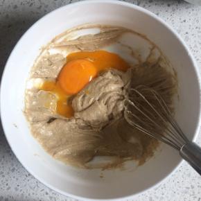 蛋黄逐个加入到均匀的面糊中，每一次都搅拌均匀再加入下一个蛋黄