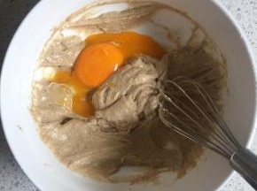 蛋黄逐个加入到均匀的面糊中，每一次都搅拌均匀再加入下一个蛋黄