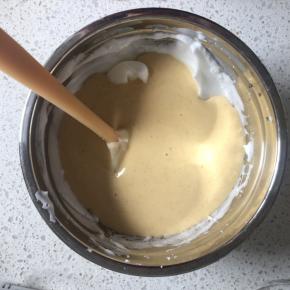 最后把翻拌均匀的蛋糕糊全部倒入剩下的蛋白霜中，翻拌均匀