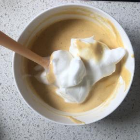 再取1/3的蛋白霜到翻拌均匀的蛋糕糊中，翻拌均匀