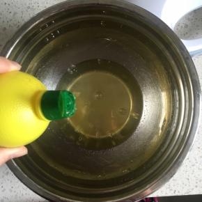 蛋清内滴入5滴柠檬汁