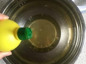 蛋清内滴入5滴柠檬汁