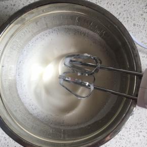 打发到蛋清泡沫细腻时，再加入1/3的细砂糖，继续中高速打发