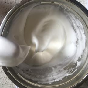 打发至提起打蛋头，有弯弯的长钩即可