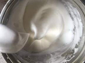 打发至提起打蛋头，有弯弯的长钩即可