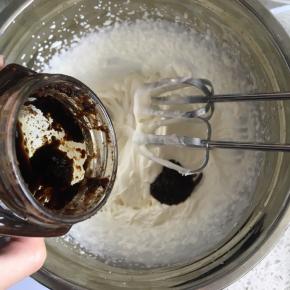 淡奶油先打发至7分发，加入红糖姜母膏，继续打发