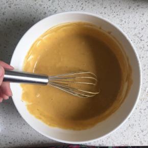 搅拌均匀的蛋黄糊