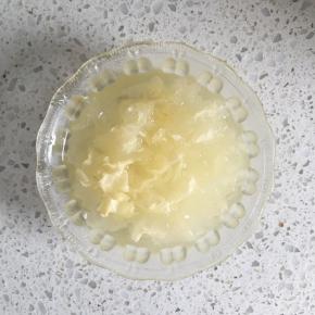 银耳泡发好以后，加水煮到汤汁出银耳的胶质，呈粘稠状
