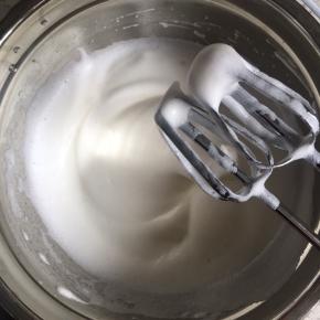 打发到蛋白霜有不消失的纹路时，倒入剩下的细砂糖，继续打发