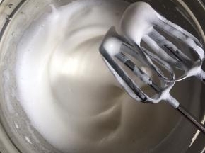 打发到蛋白霜有不消失的纹路时，倒入剩下的细砂糖，继续打发